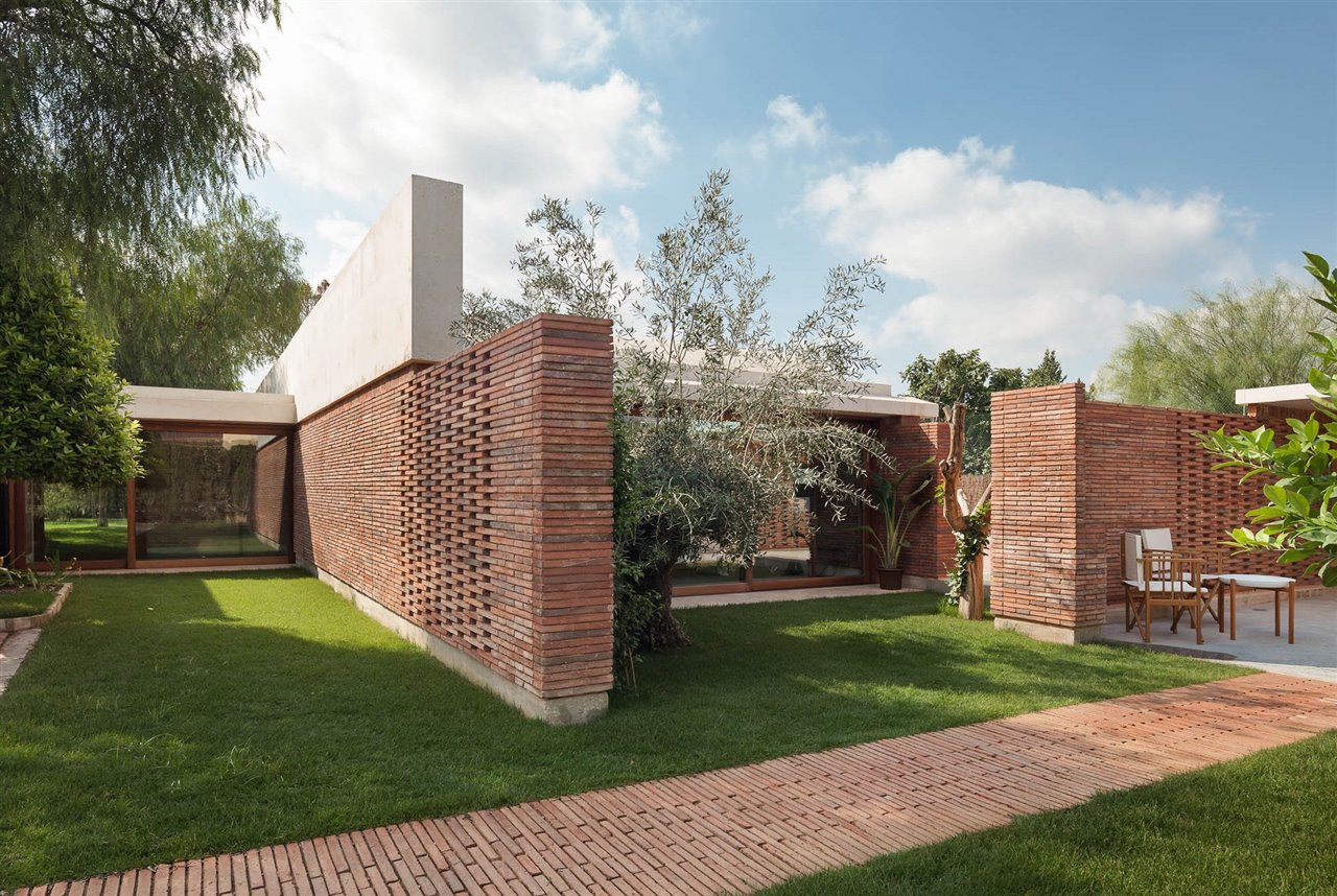La Casa IV, un proyecto del estudio Mesura en Matola (Alicante), ofrece orientaciones y rincones diversos para jugar con el sol y las corrientes de aire a favor de una óptima clim