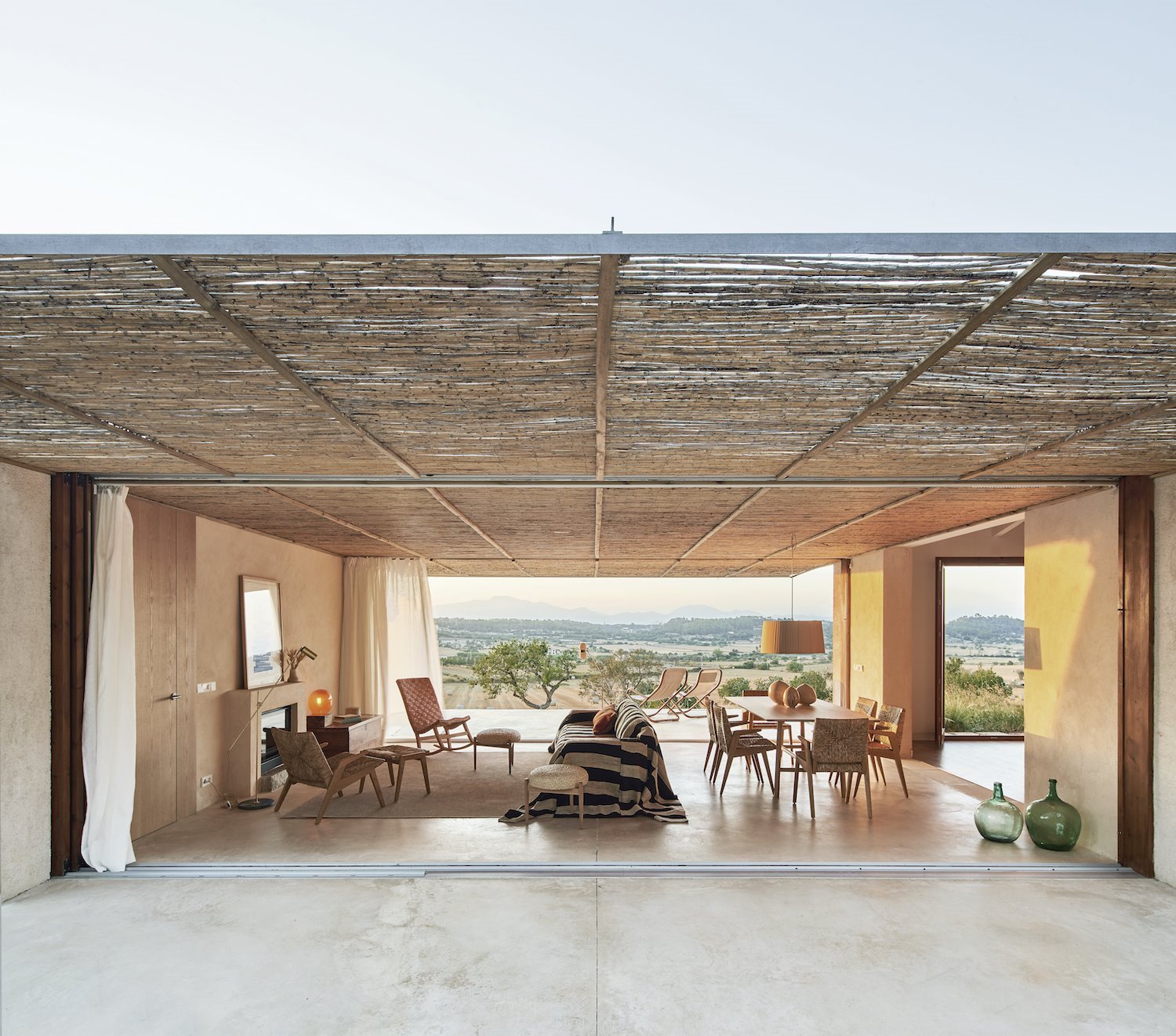 vistas-del-salon-abierto-de-casa-en-mallorca-del-estudio-de-arquitectura-ohlab 3e139010 1500x1322