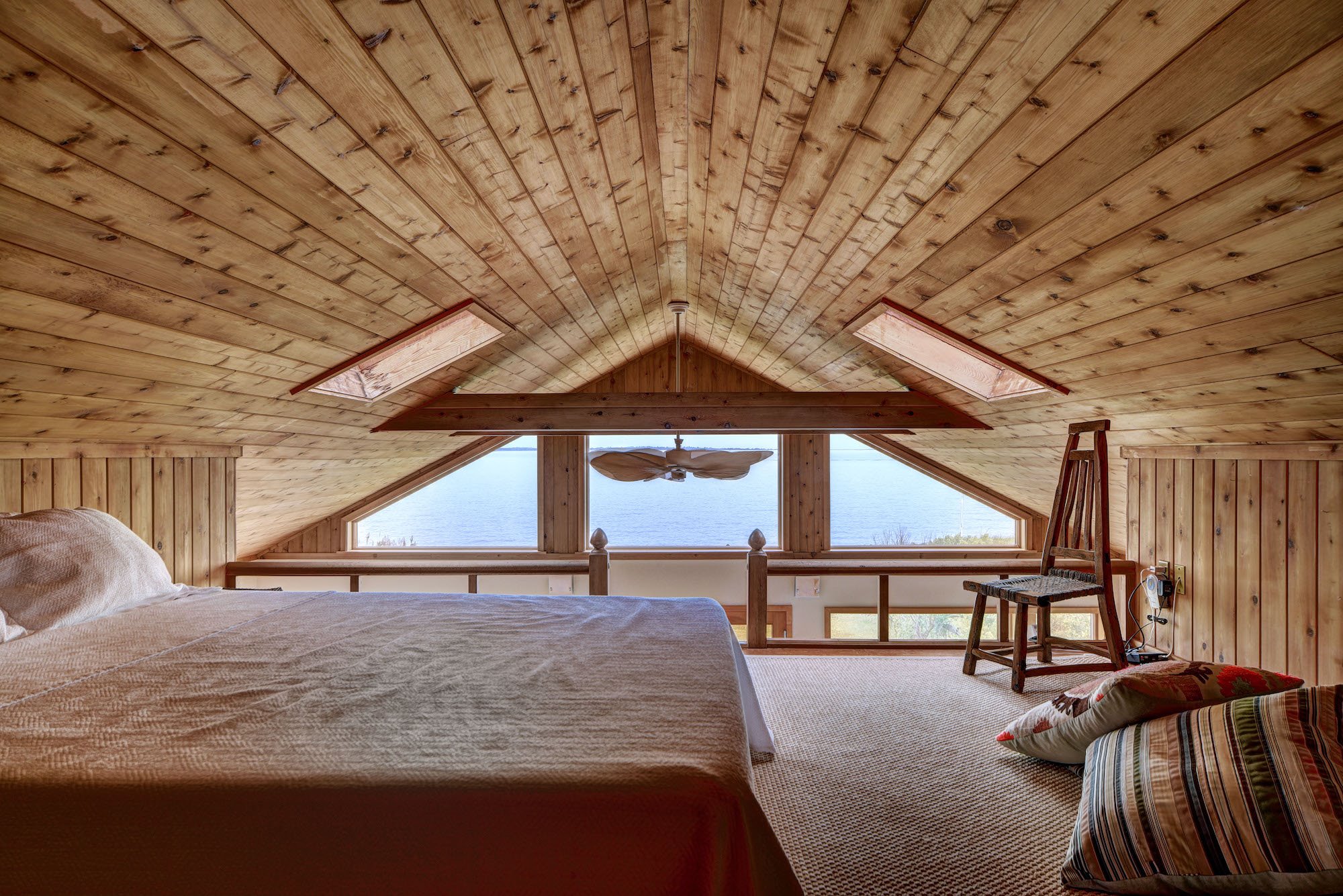 casa de Samanta de Sexo en Nueva York en los Hamptons buhardilla con techos de madera