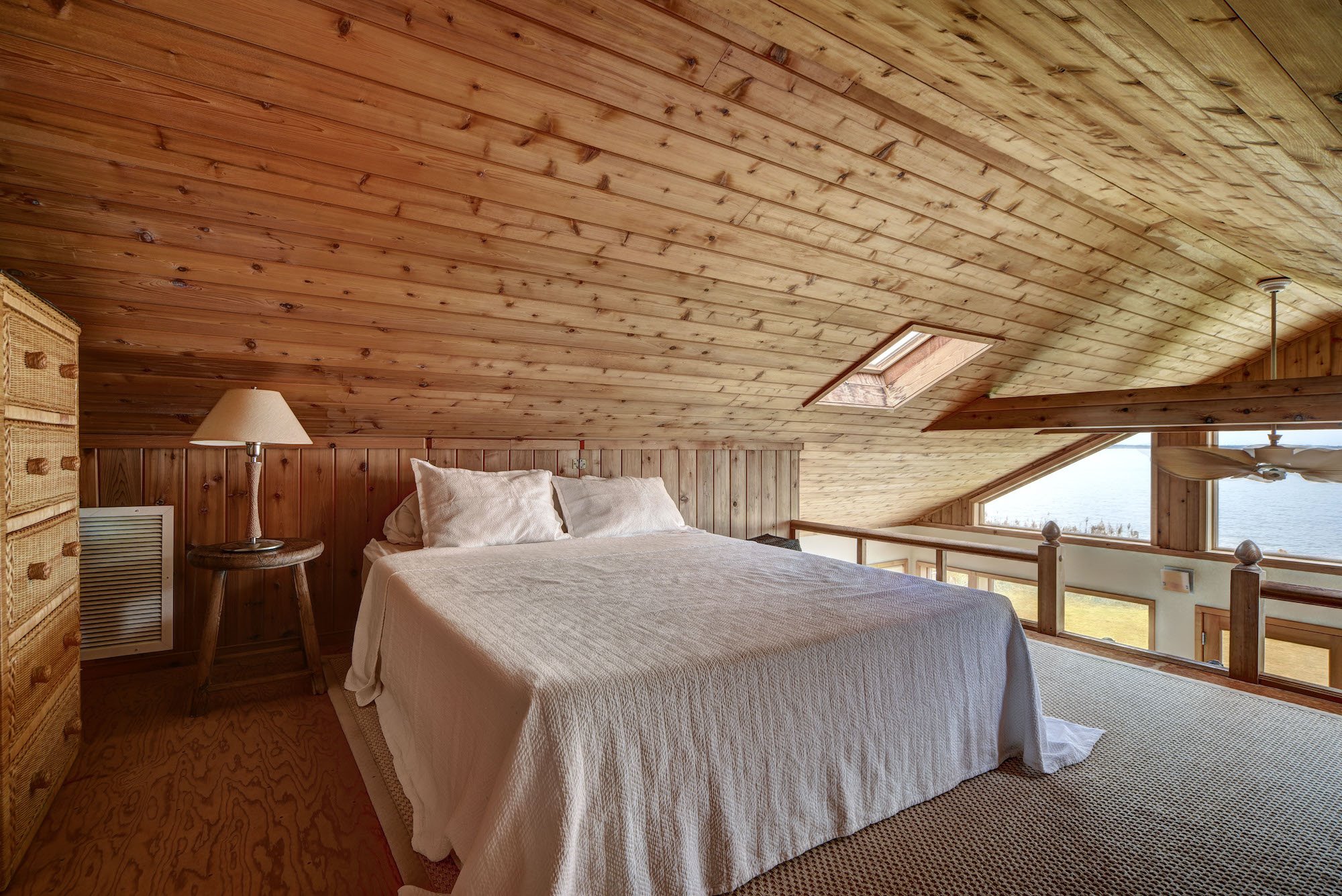 casa de Samanta de Sexo en Nueva York en los Hamptons dormitorio en buhardilla con techos de madera