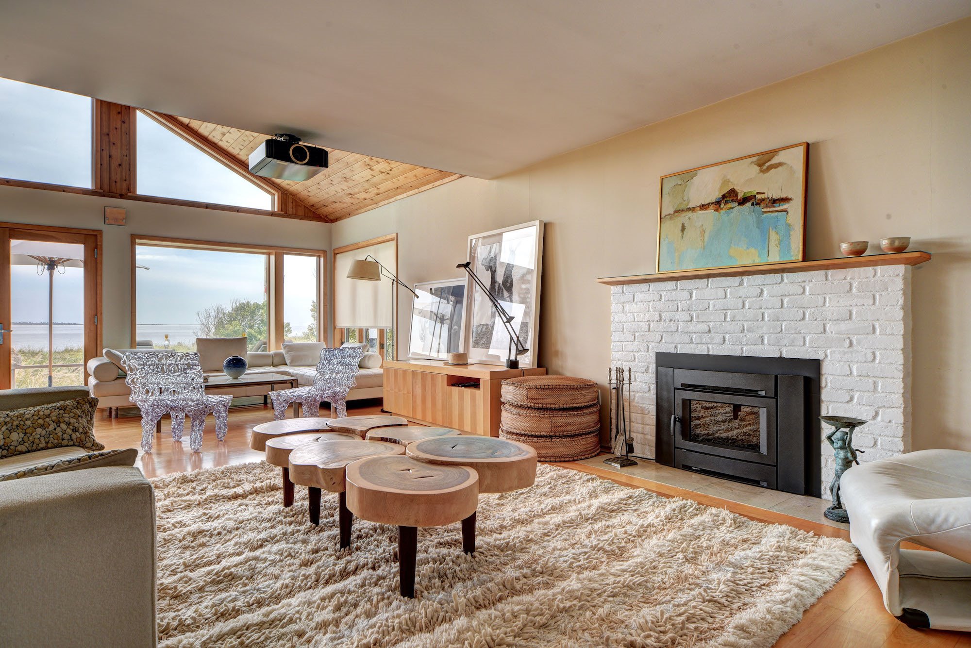 casa de Samanta de Sexo en Nueva York en los Hamptons Salon con chimenea