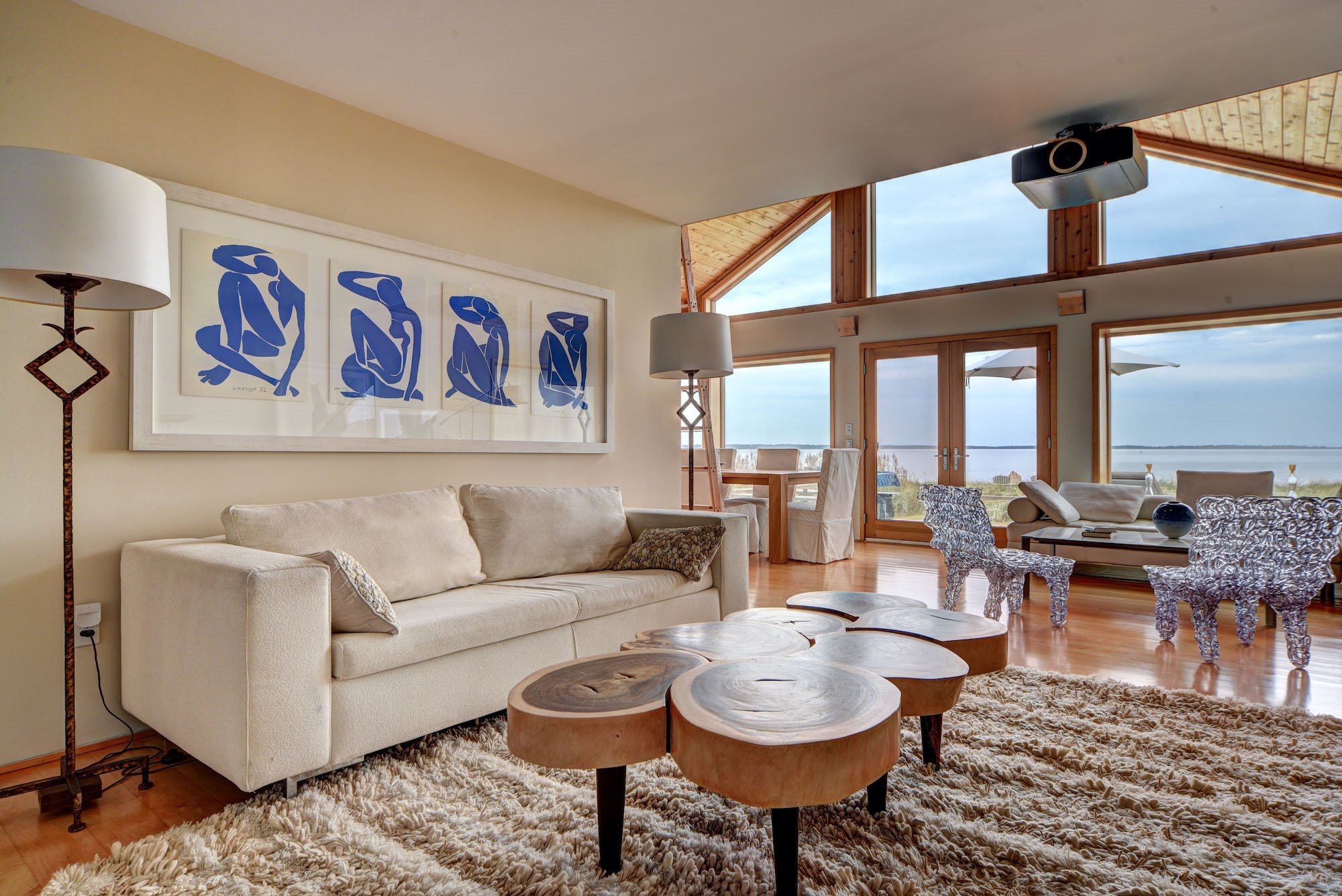 casa de Samanta de Sexo en Nueva York en los Hamptons Salon con cuadros de Matisse y vistas al mar