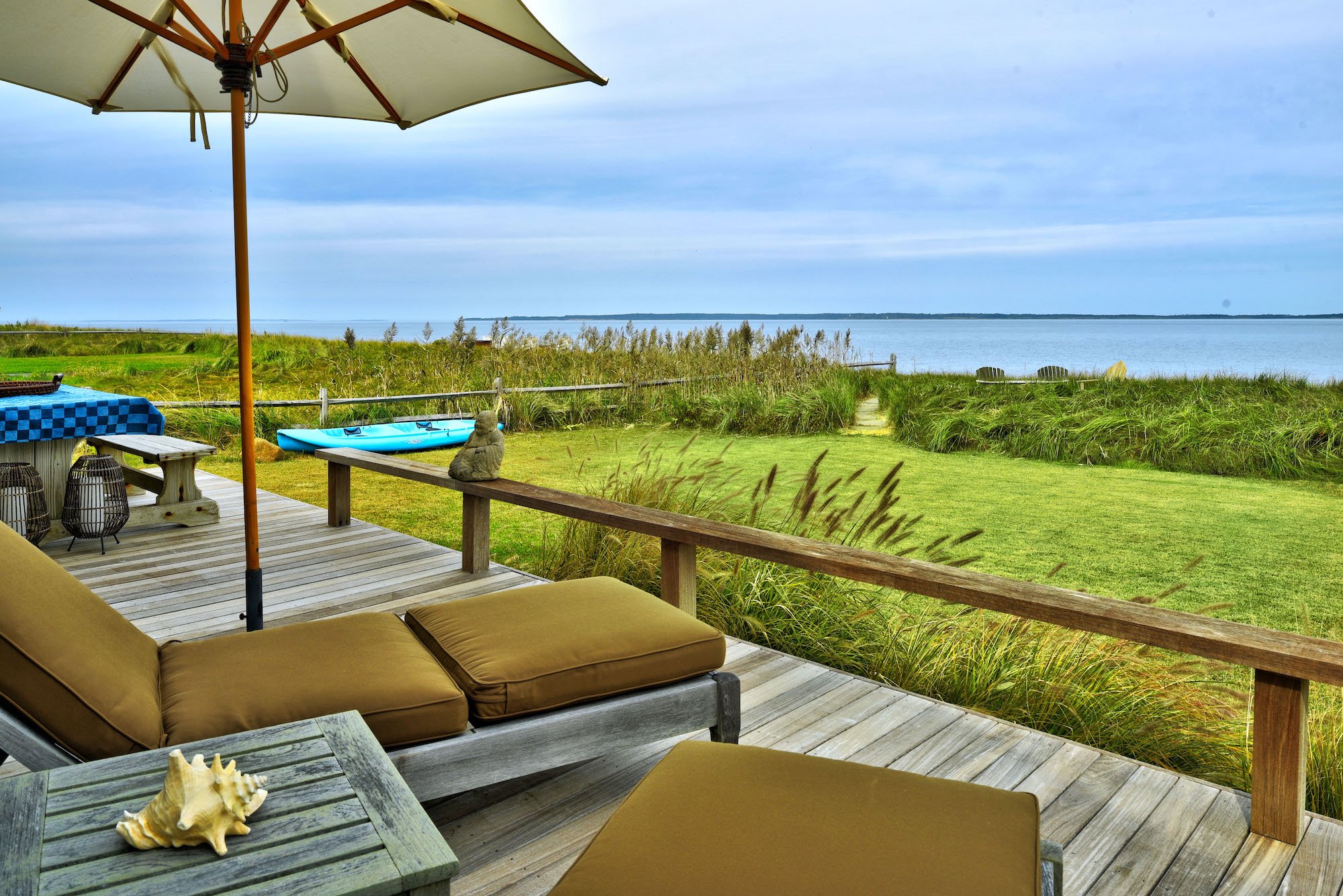 casa de Samanta de Sexo en Nueva York en los Hamptons terraza con vistas al mar sombrilla y tumbonas