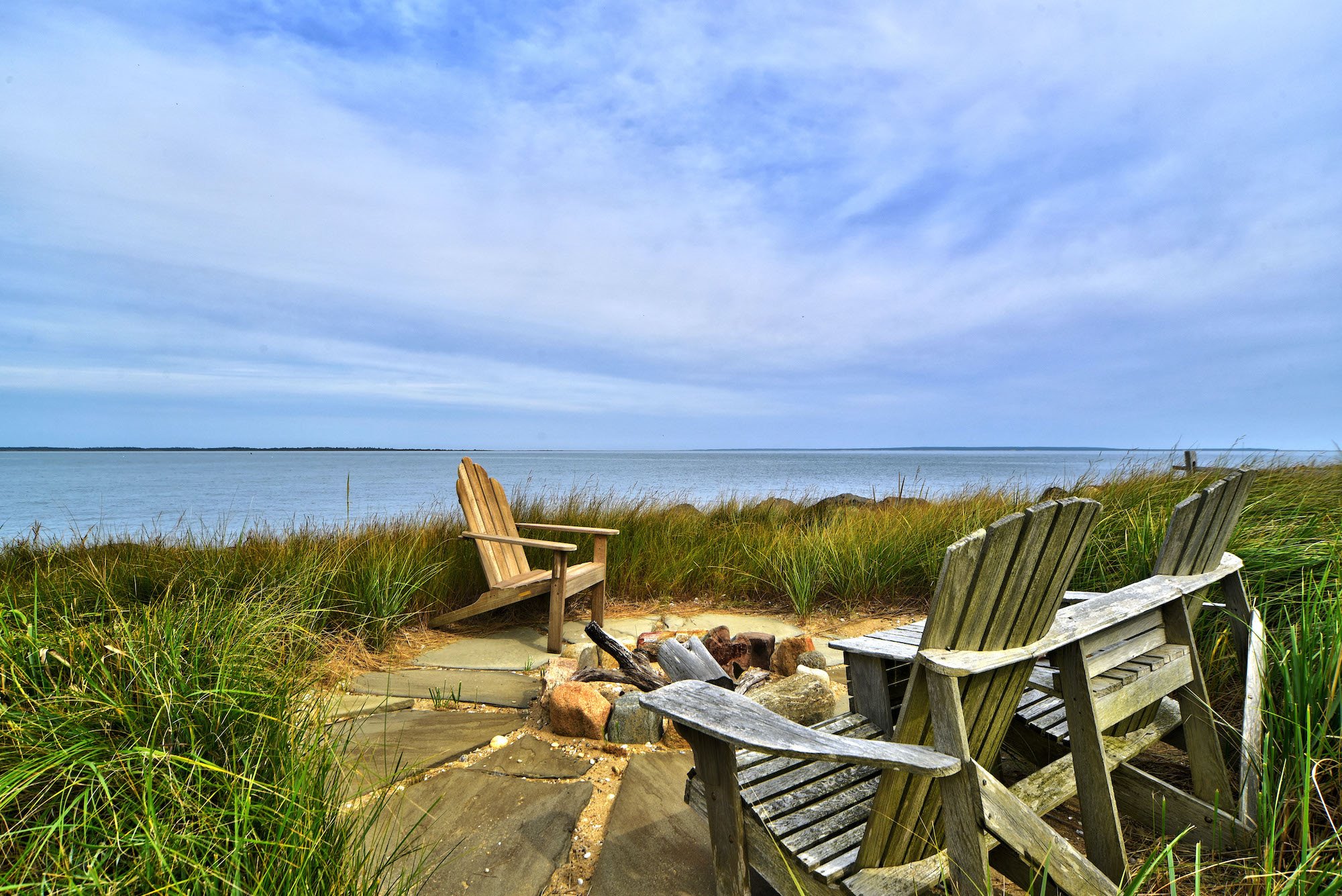 casa de Samanta de Sexo en Nueva York en los Hamptons tumbonas de madera con vistas a la playa