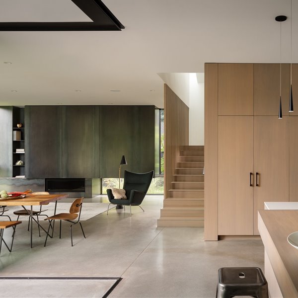 Cocina y comedor con paredes de madera