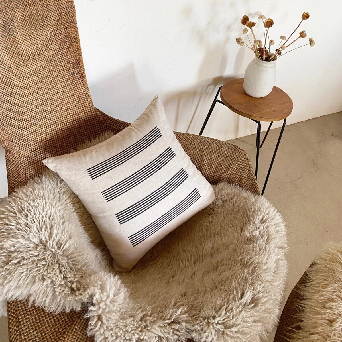 Sofa con manta de pelo y cojin con estampado block print de la india
