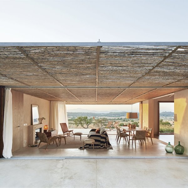 vistas-del-salon-abierto-de-casa-en-mallorca-del-estudio-de-arquitectura-ohlab 3e139010 1500x1322