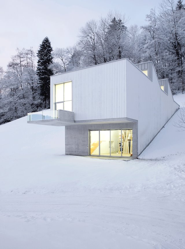 Casas montaña nieve 8 exterior blanco. Anclado en una fuerte pendiente de Suiza