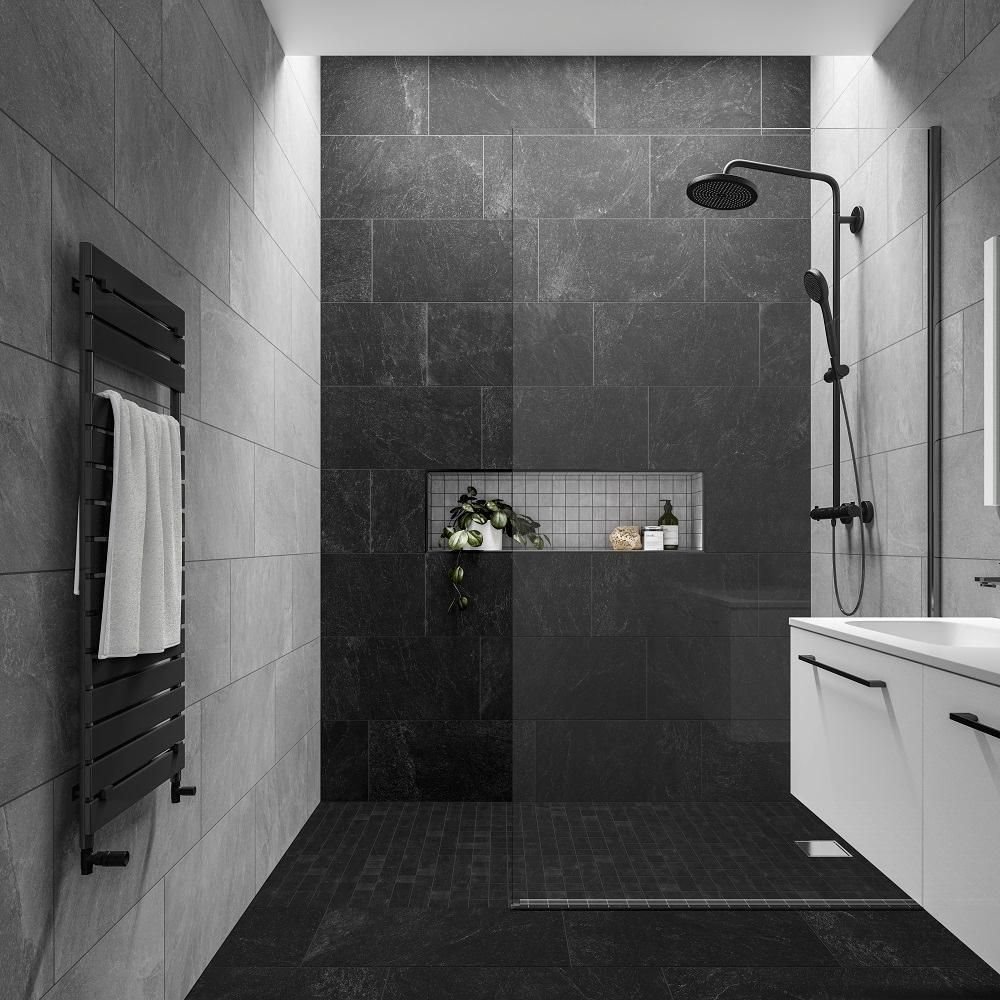 Baño con baldosas negras