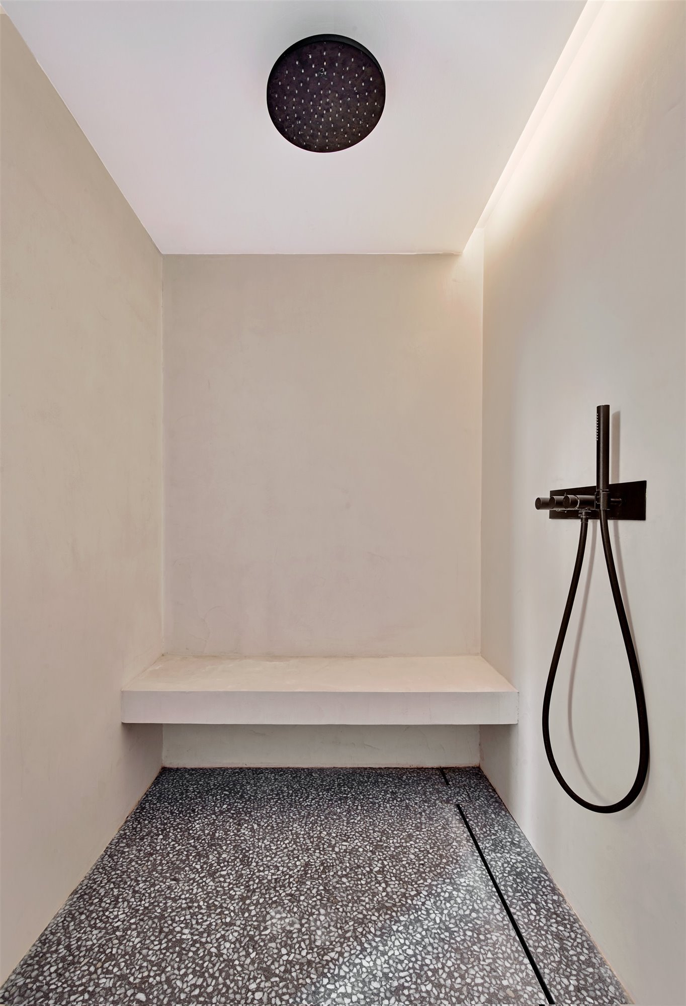 Baño con ducha y banco de obra