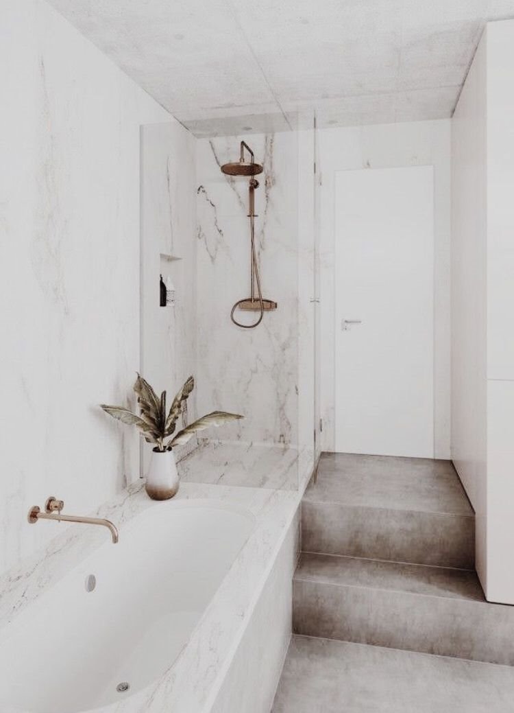 Baño con escaleras de cemento ducha y bañera