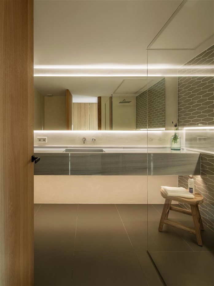 Baño de una casa moderna con espejos iluminados con led
