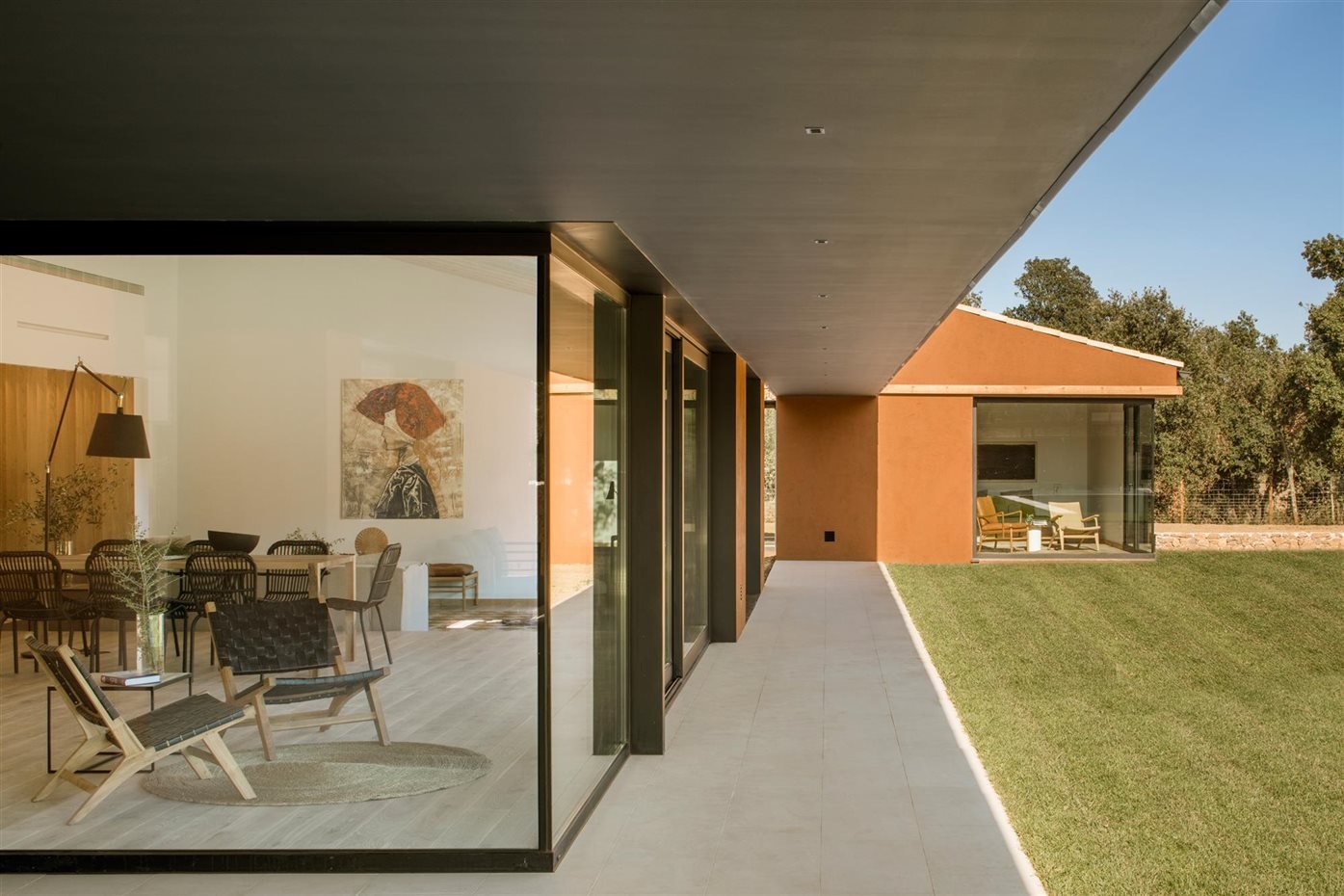 Casa con fachada de cristal en el campo