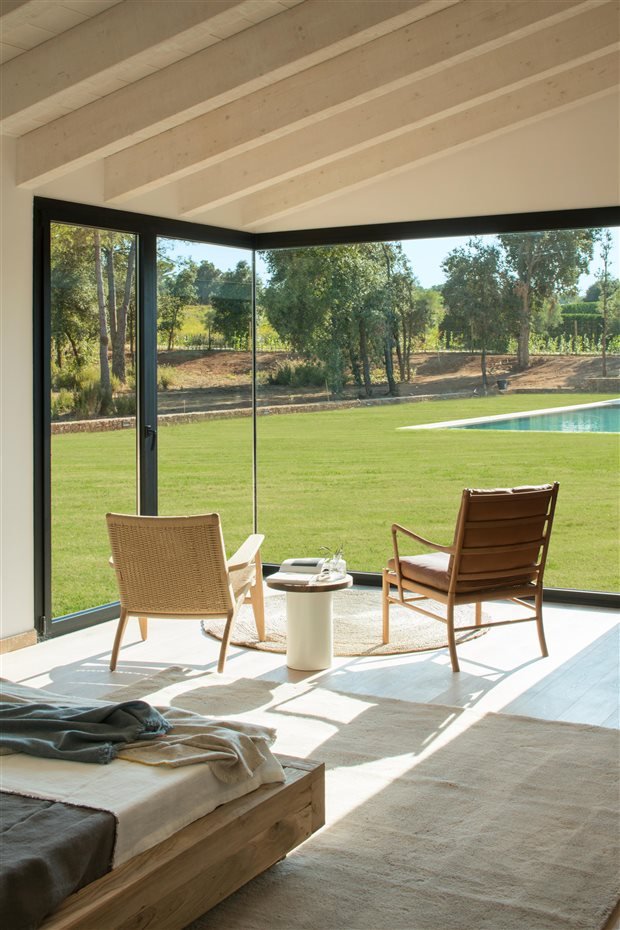Casa en el campo con sillas junto a la ventana rincon de lectura