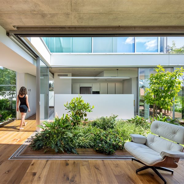 Casa moderna con patio interior