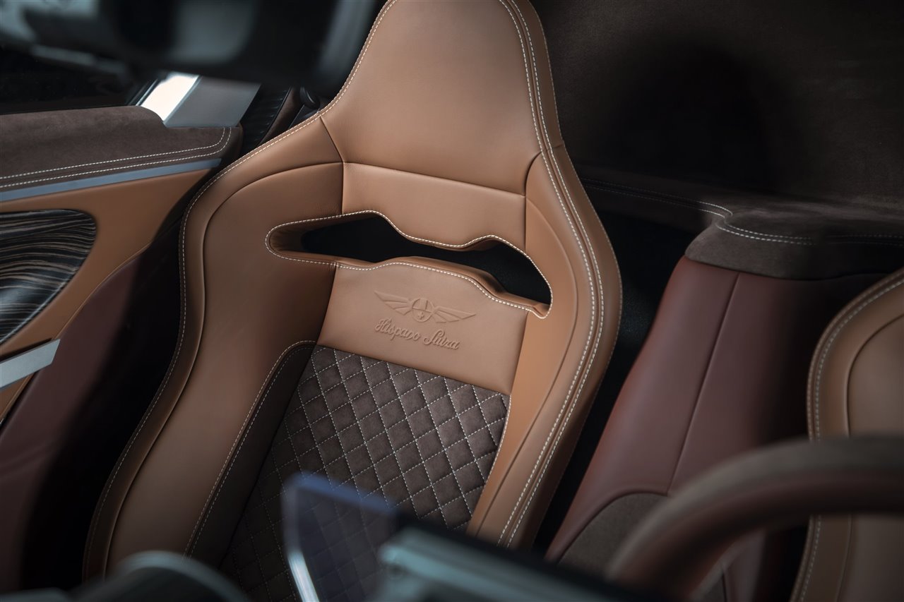 El firma de "Carmen" que aparece en el coche es una representación directa de la de Mateu.