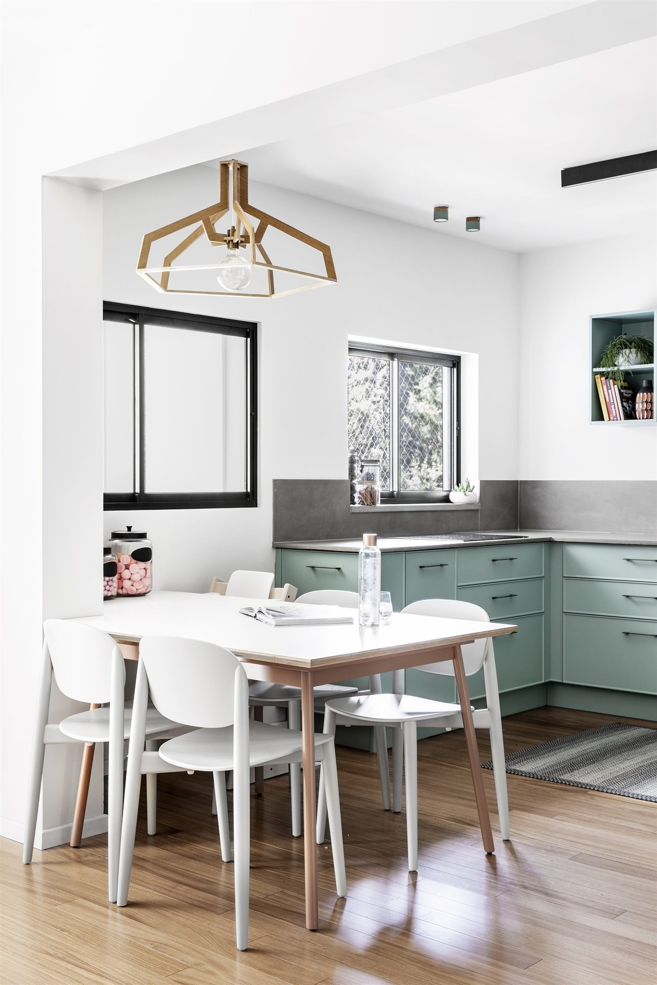 Cocina comedor de un piso con pocos metros y frontales de color azul turquesa