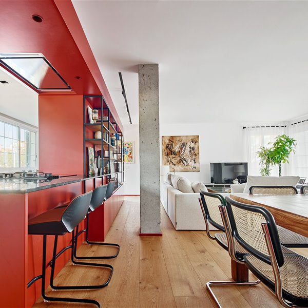 Cocina con barra y taburetes altos de color negro muebles de color rojo