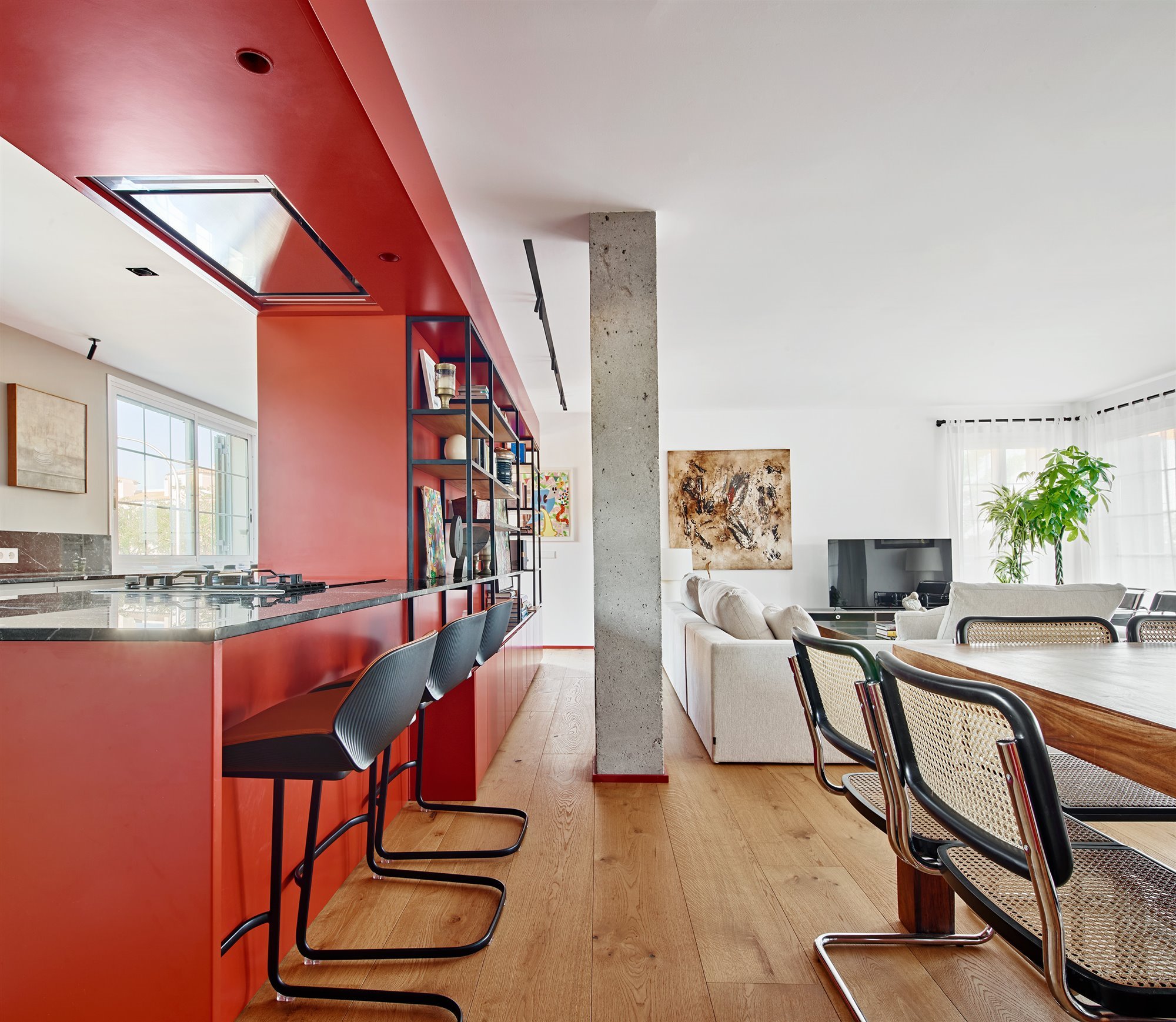 Cocina con barra y taburetes altos de color negro muebles de color rojo