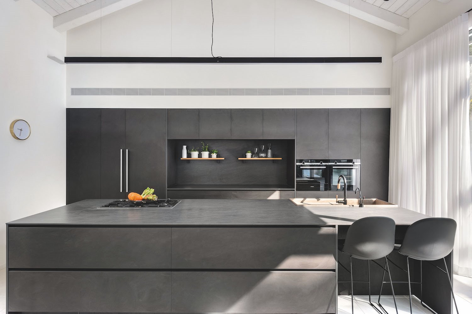 Cocina con muebles de color marrón oscuro casi negro