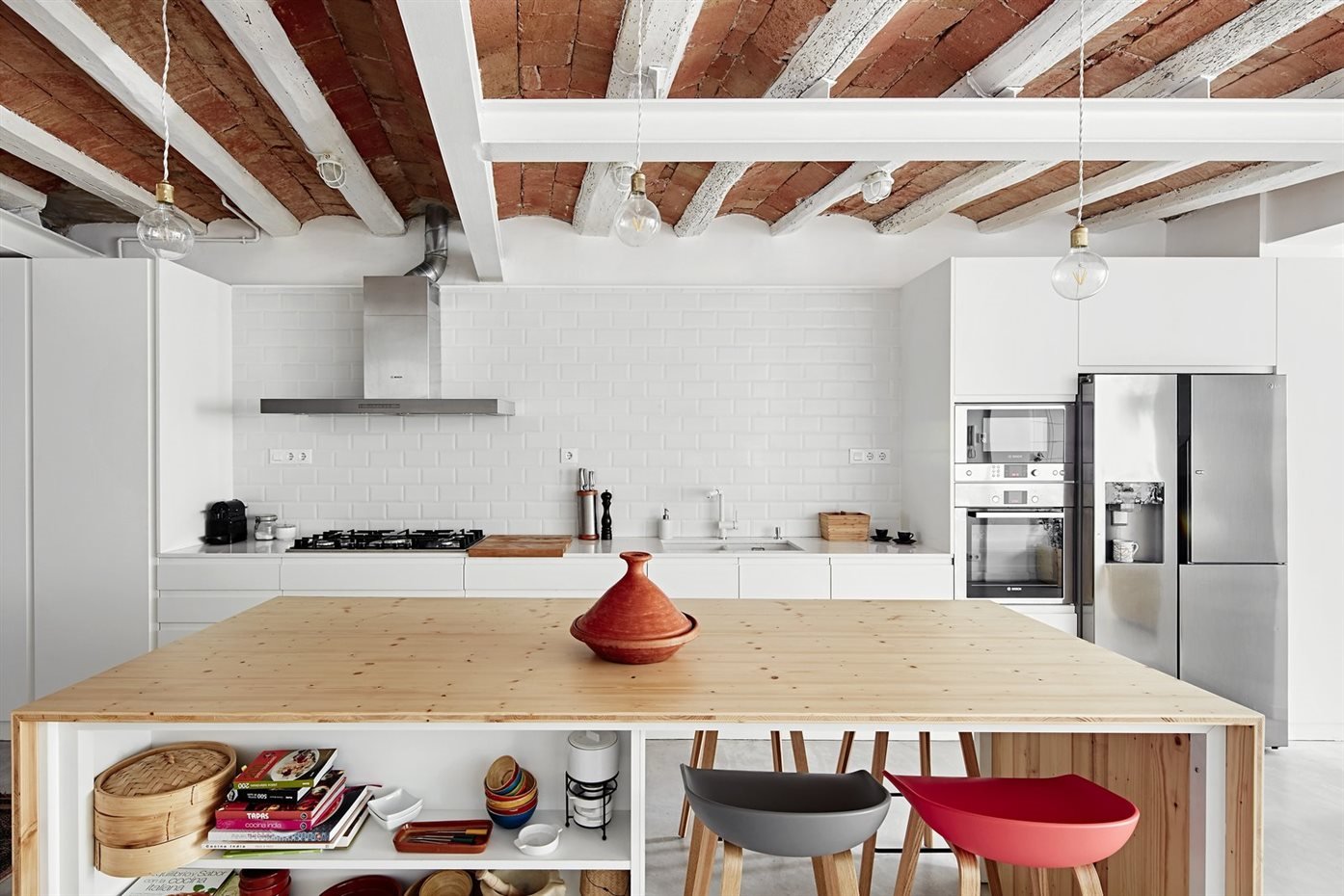 Cocina con vigas de madera y techo de tejas de color rojo