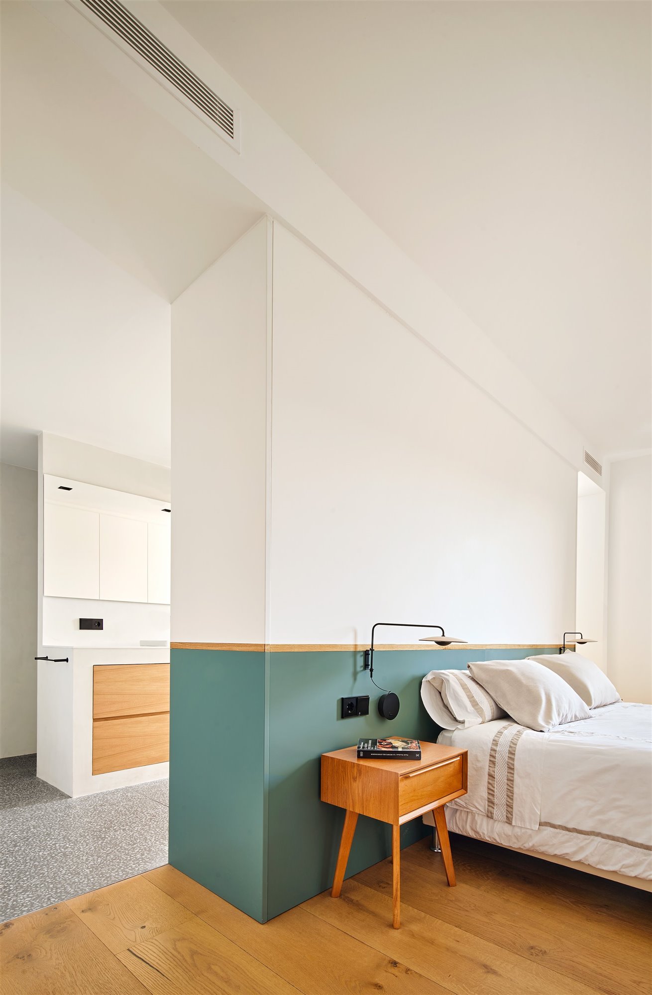 Dormitorio con paredes pintadas de dos colores