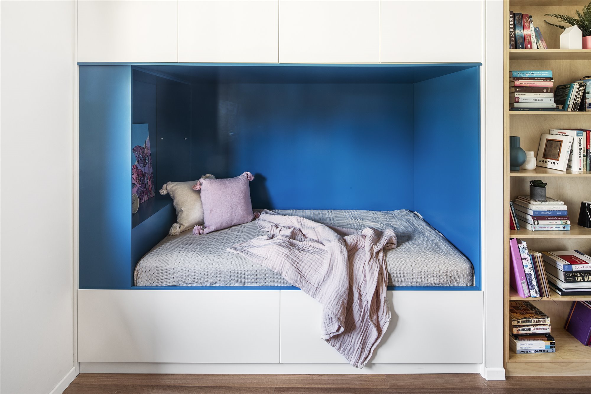 Dormitorio infantil con camas nido hechas a medida en color azul