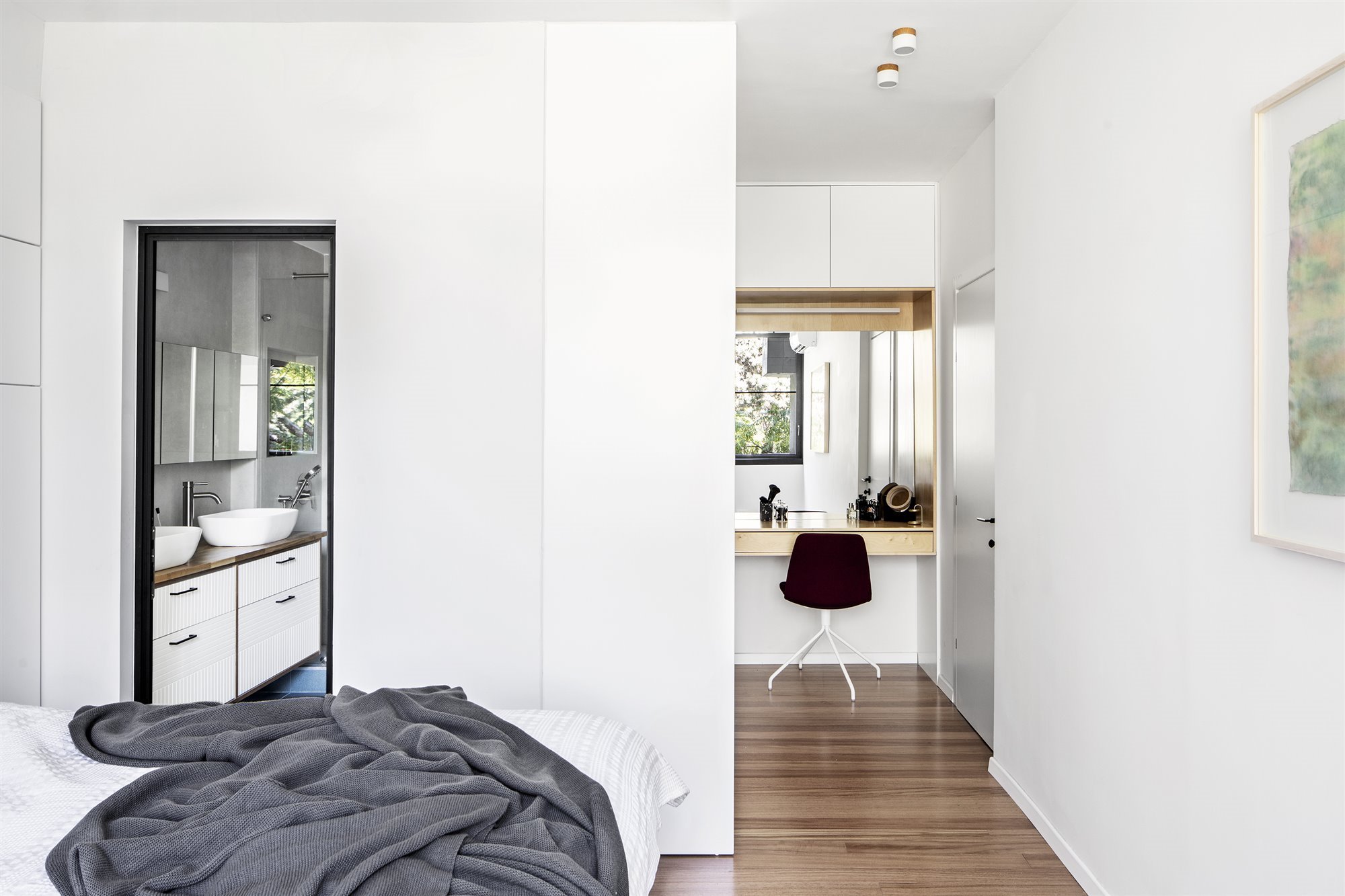 Dormitorio principal con zona de estudio hecha a medida