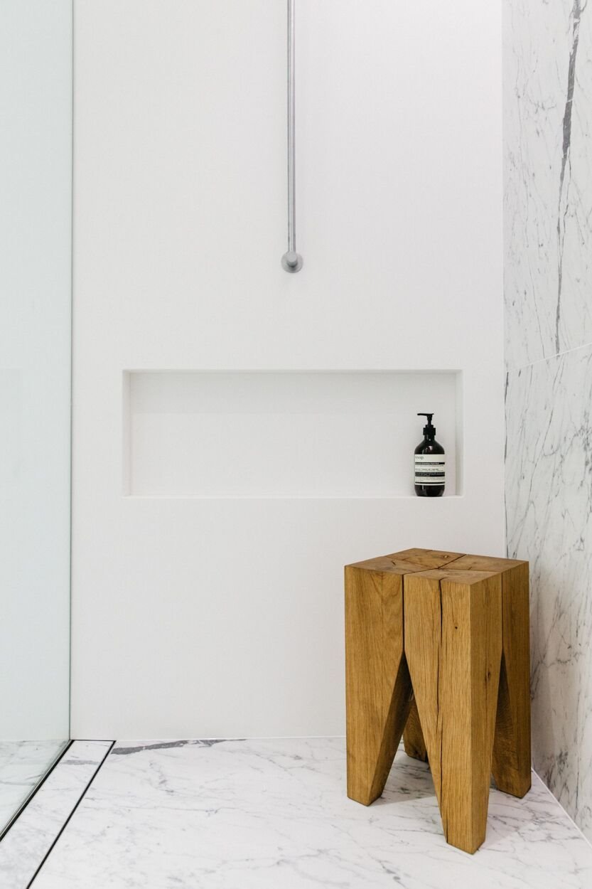 Ducha con taburete de madera de e15
