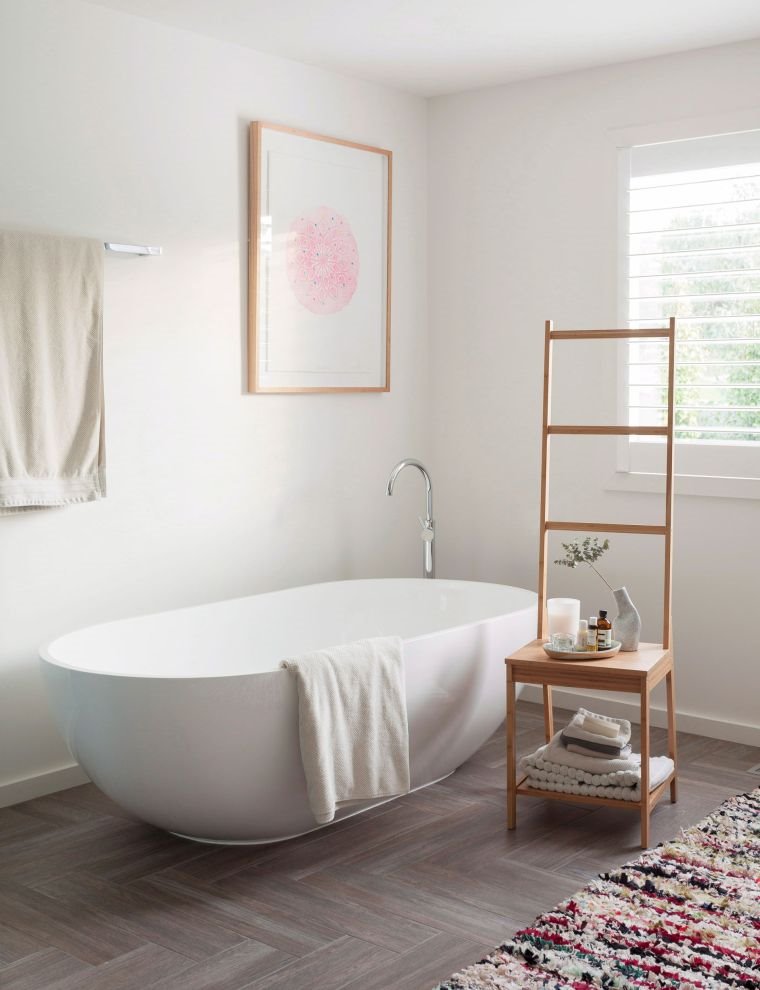 Escalera y silla con toallas de baño