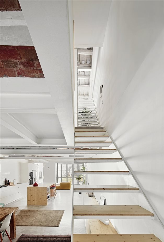Escaleras de una casa con dos alturas duplex