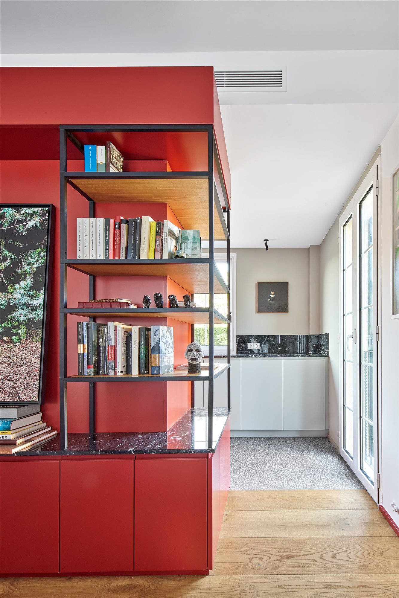 Estanteria y cocina con muebles de color rojo