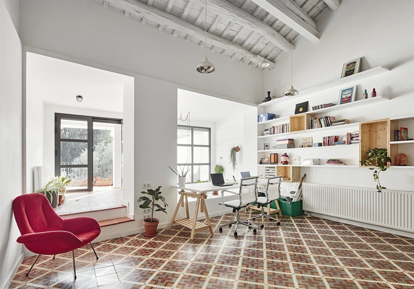 Estudio con baldosas de suelo hidraulico y paredes de color blanco