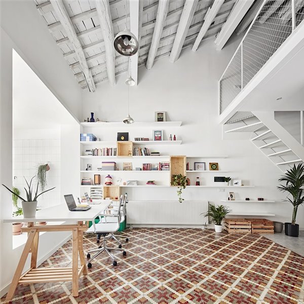 Estudio con suelo hidraulico y vigas de madera pintadas en color blanco