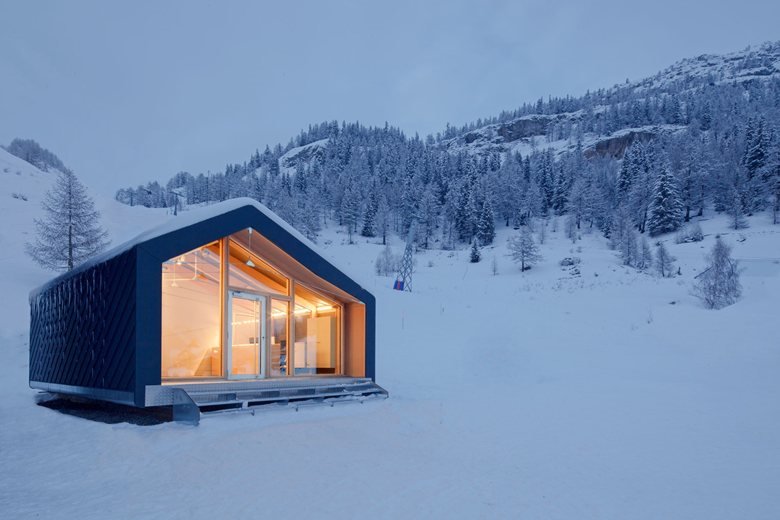 Casas montaña nieve 2 exterior luces. La escuela de esquí y snowboard de Courmayeur