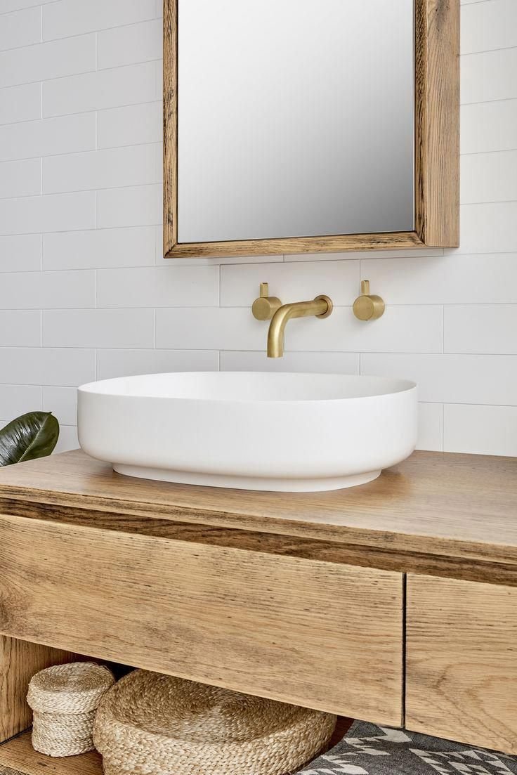 Muebles de madera en el baño