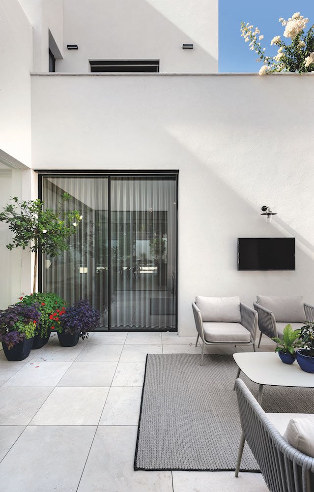 Patio interior con muebles de color gris