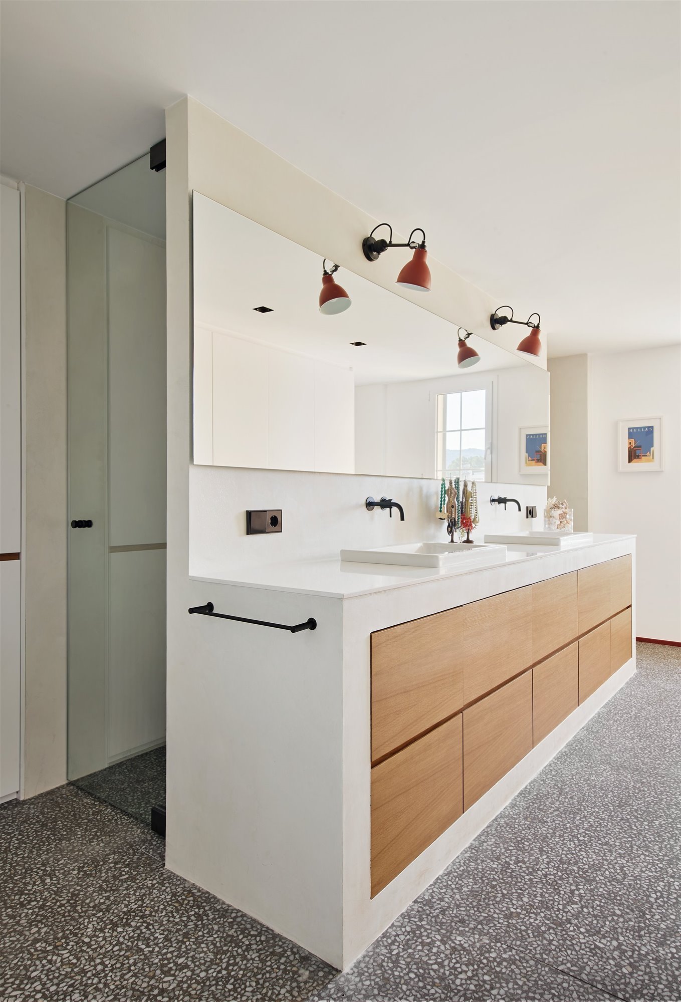 piso con baño hecho a medida con muebles blancos con frontales de madera