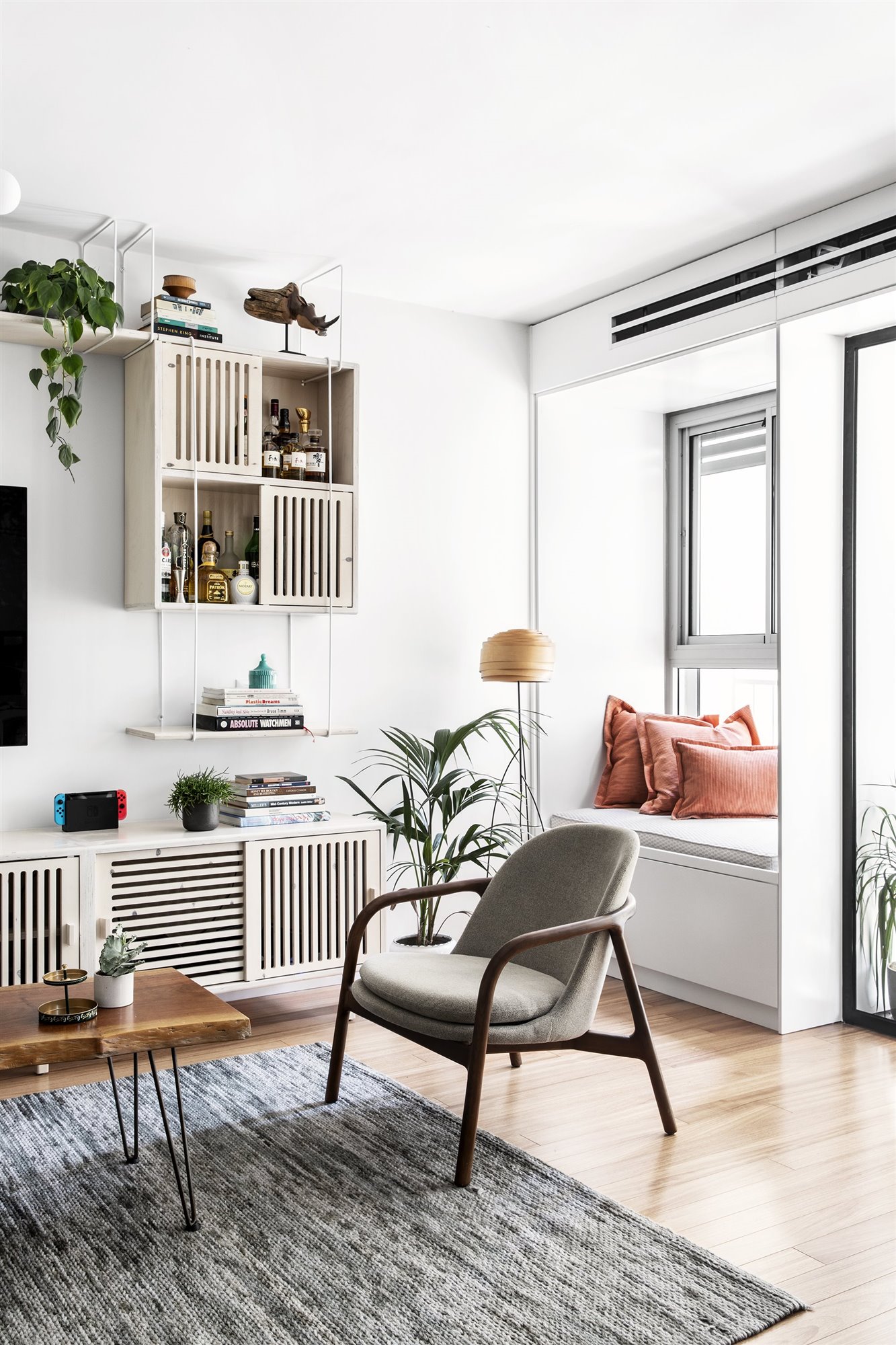 Salon con banco y butaca de madera