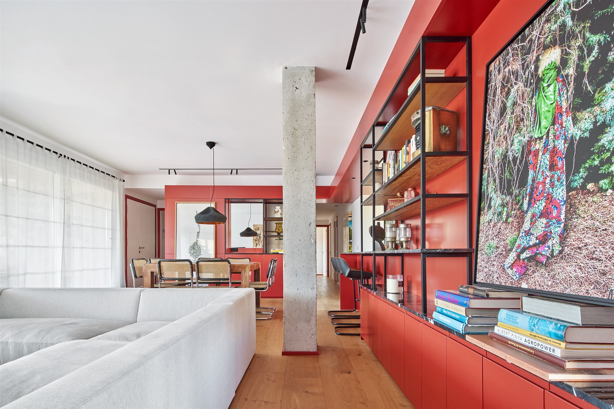 Salon con columna y paredes de color rojo