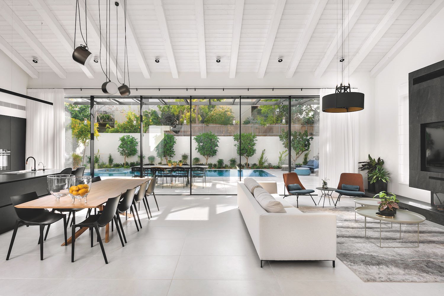 Salon con comedor y cocina vigas de madera blancas