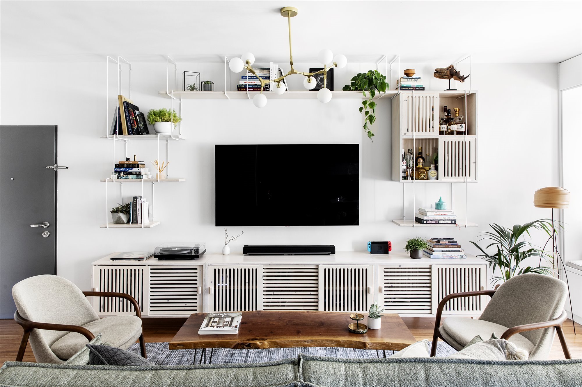 Salon con muebles hechos a medida y dos butacas de madera