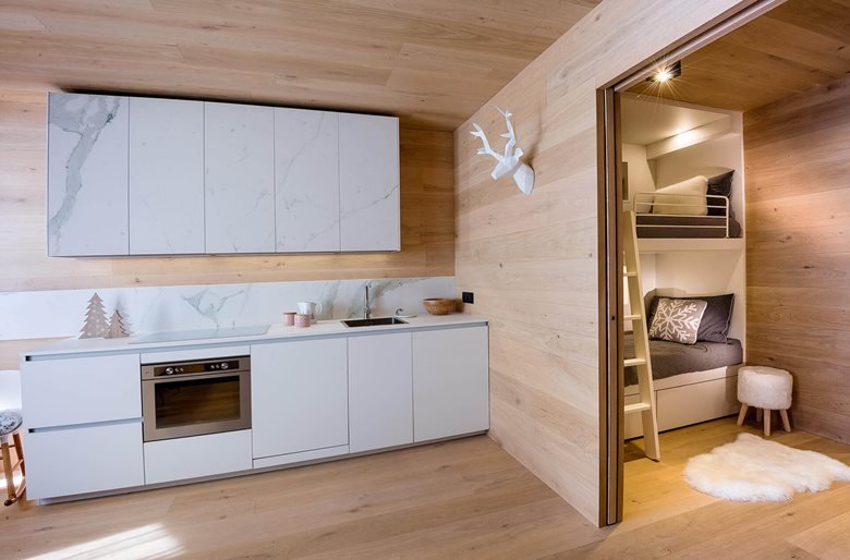 Casas montaña nieve 3 interior cocina madera. Un apartamento moderno y rústico al mismo tiempo
