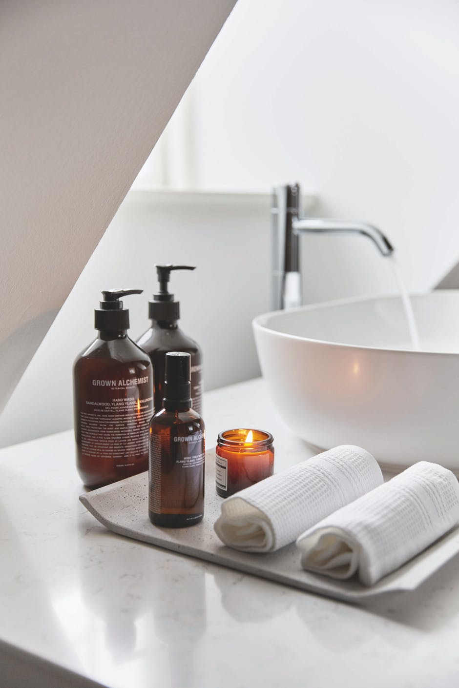 Velas y toallas en el baño