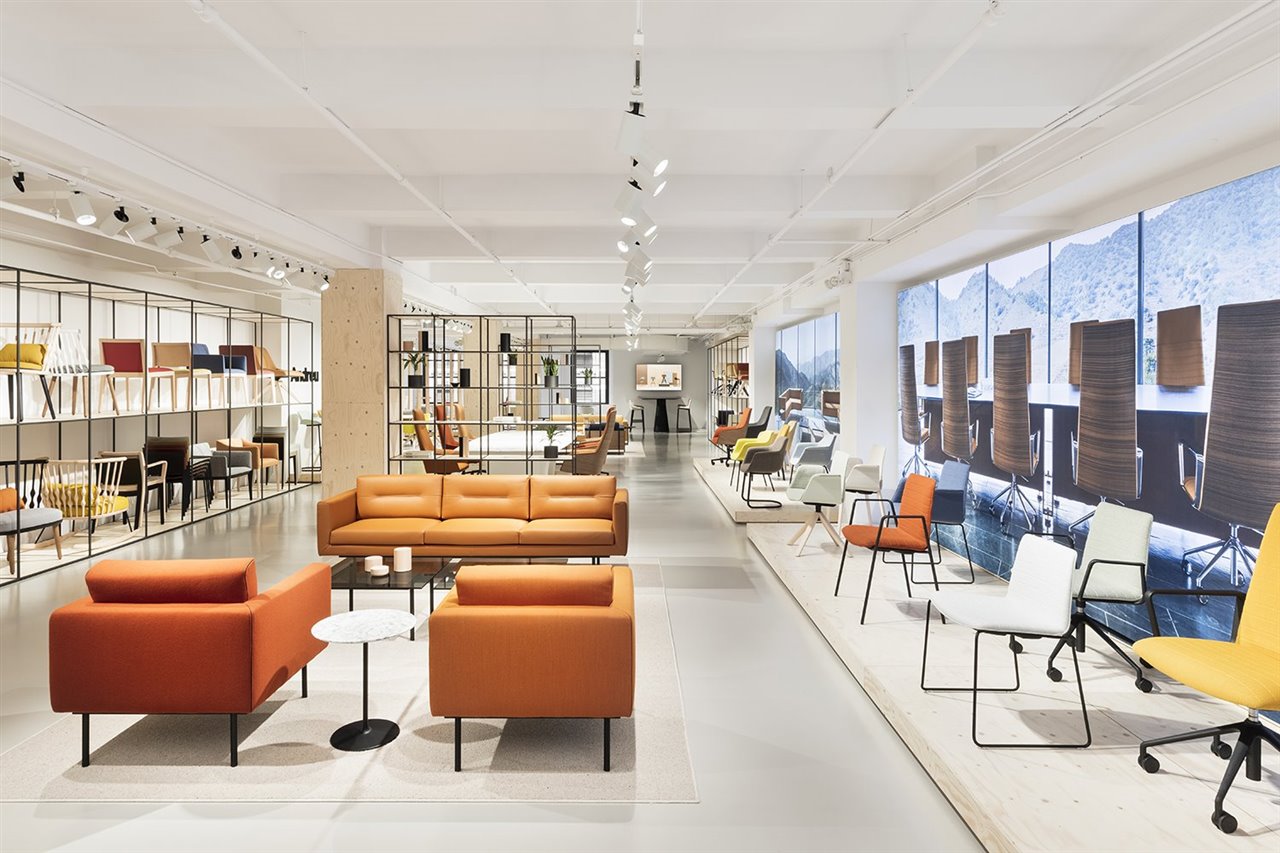 En el showroom se exhibe una amplia selección de los diseños más icónicos de la marca realizados por creadores internacionales de renombre.