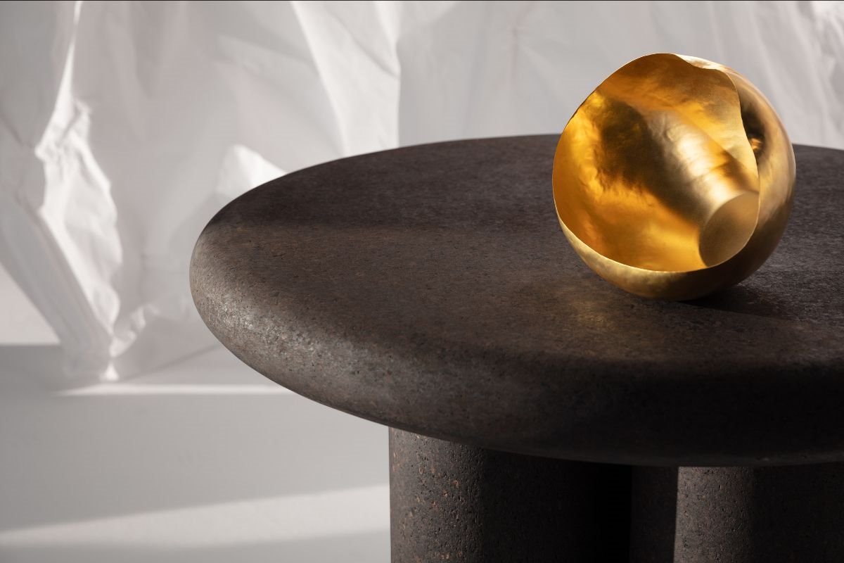 Cork Tom Dixon mesa con bol dorado