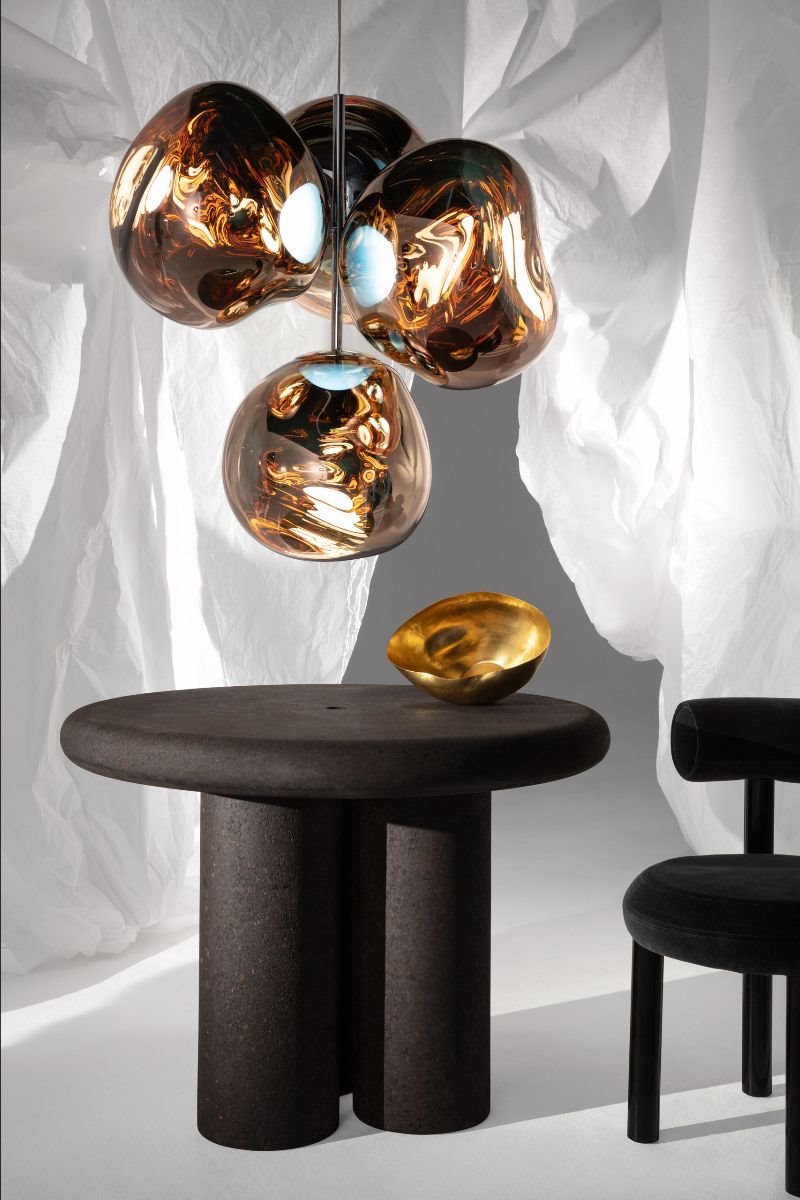 Cork Tom Dixon mesa de corcho y lampara dorada