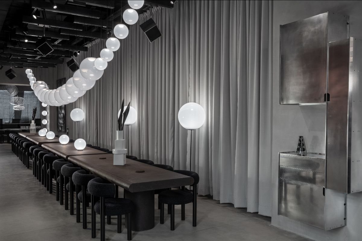 Cork Tom Dixon mesa larga y sillas