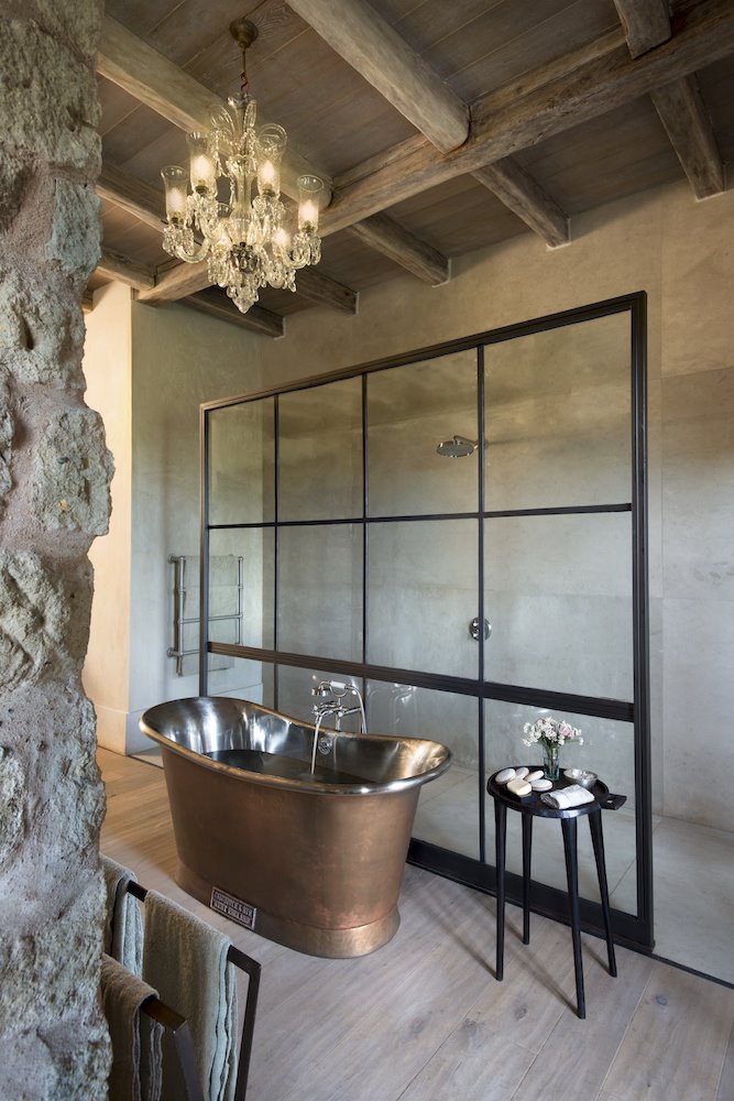 Bañera de cobre de una casa en mitad del campo