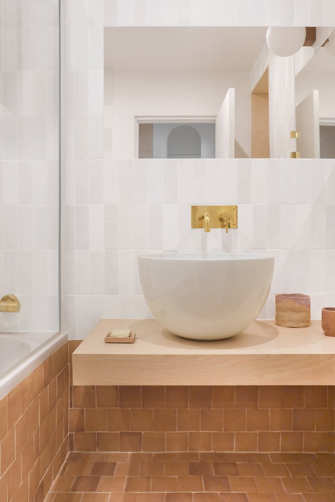 Baño con baldosas de color marron de un apartamento en paris